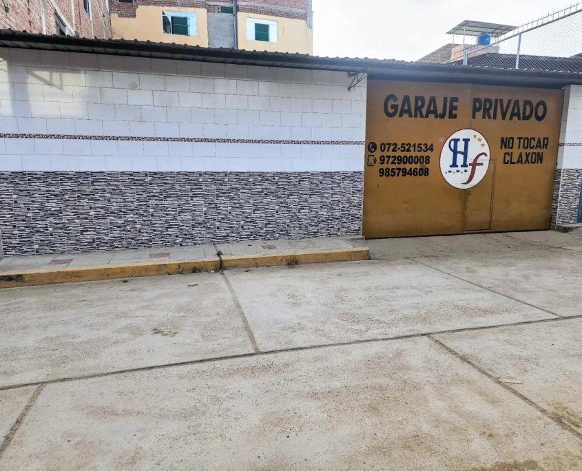 Cochera privada de Hostal Fantasía